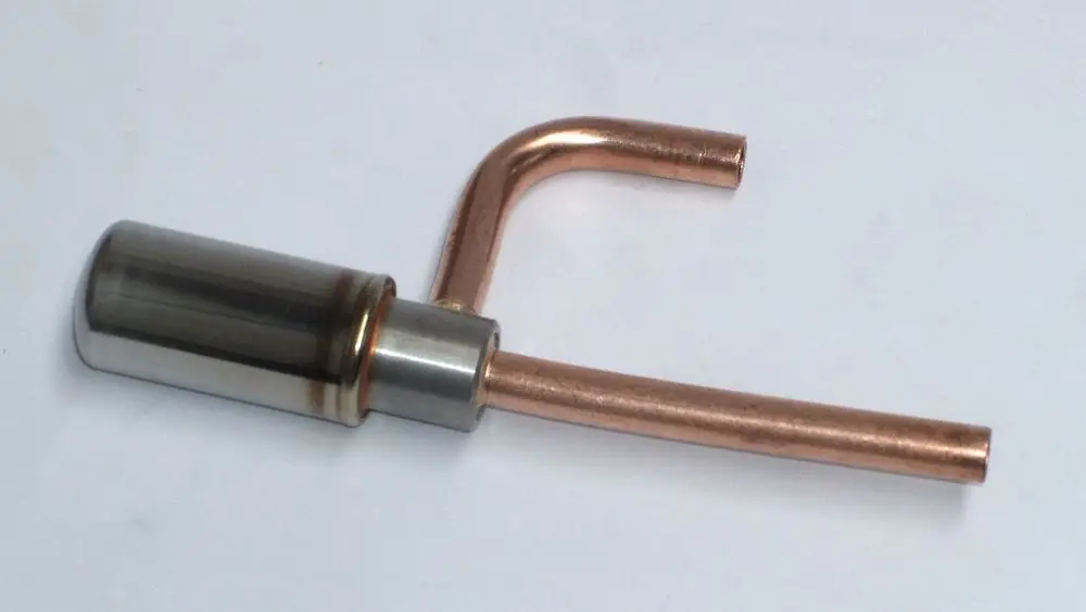 Daikin Ventilkörper aus Metall mit gebogenem Kupferrohr, geeignet für den Anschluss an Kühl- oder Heizsysteme.